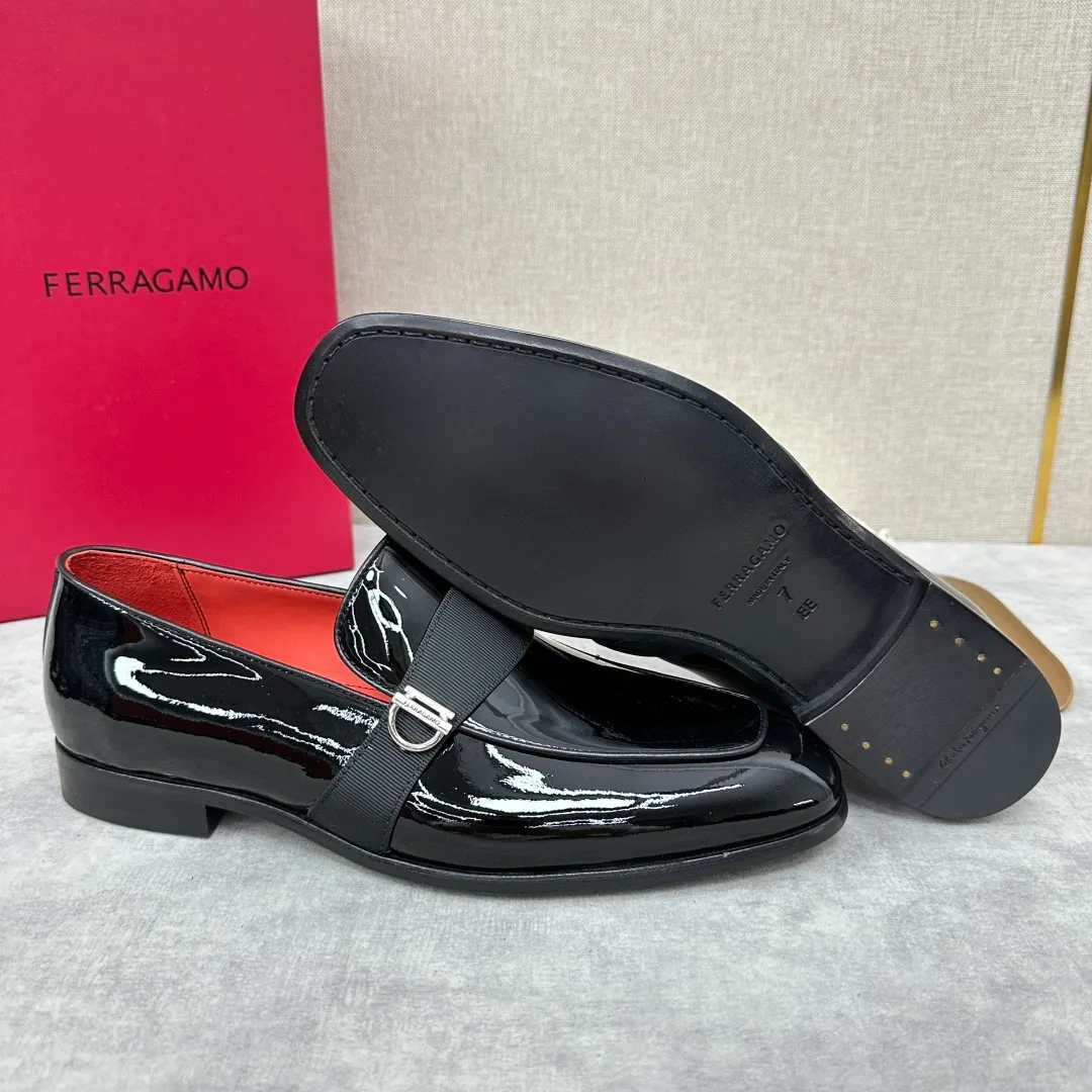 [Ferragamo] Top P: 960💰 Number of yards: 39~44 (38.45.46. Custom-made, non-refundable) Ferragamo** counters synchronize new models of men's loafers that can be worn casually or formally. The classic shape embodies the fashionable charm of formal wear, and the newly designed proportions are more modern. These loafers are made of imported open-edge beaded cowhide/fine calfskin/cow suede material. The upper is decorated with webbing, and the side is privately molded with silver Gancini buckles. The double stitching details add to the fashionable charm. Adopting a special "Original" structure and going through multiple processes, the soles are almost entirely handmade. Unique processing technology demonstrates exquisite craftsmanship. The original privately modeled genuine leather outsole is paired with a personalized rubber backing. It is comfortable, non-slip and wear-resistant. It can be worn as a slip-on. Exquisite hand-stitching. The workmanship is as fine as that of a store. The original color calfskin lining is sweat-absorbent, anti-odor, comfortable and breathable. The heel is also decorated with a rubber patch to perfectly improve the grip performance.